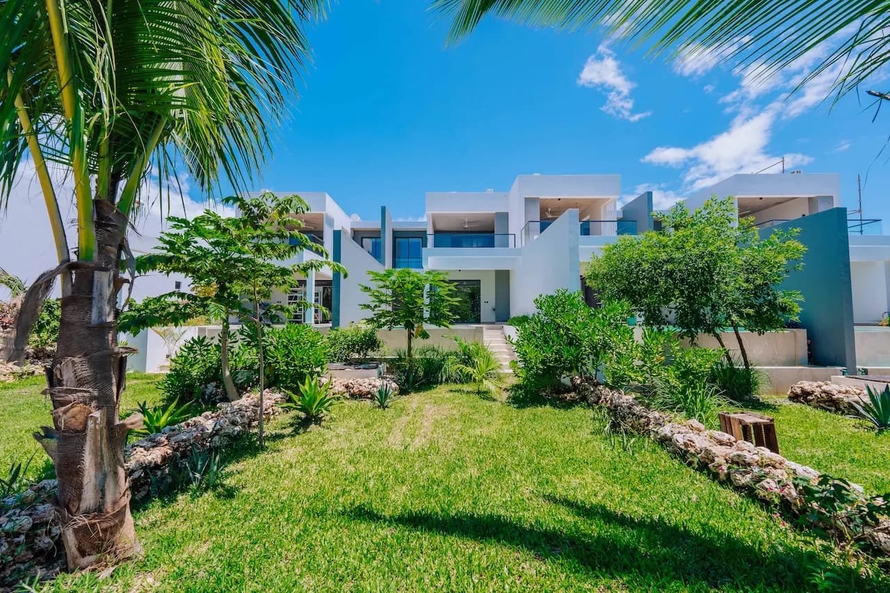 Villa, first row, Exterior